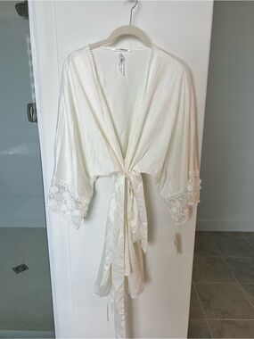 Flora Nikrooz Ivory Lace-Trim Satin Tie Robe Set
